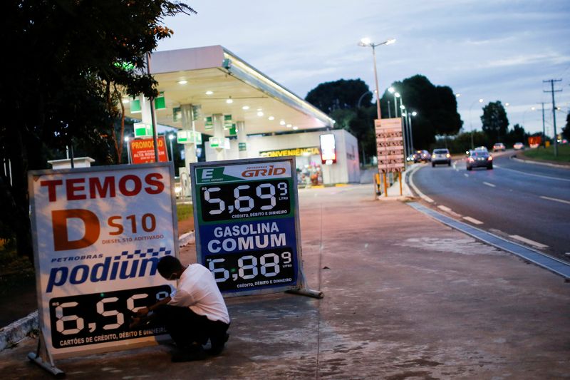 © Reuters. A worker updates fuel prices at a Brazilian oil company Petrobras gas station in Brasilia, Brazil March 7, 2022. REUTERS/Adriano Machado