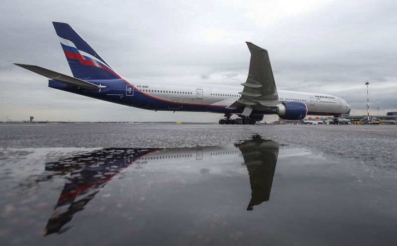 © Reuters. FILE PHOTO: FILE PHOTO: An Aeroflot Boeing 777-300ER aircraft is reflected in a puddle at Sheremetyevo International Airport outside Moscow, Russia, July 7, 2015. REUTERS/Maxim Shemetov/File Photo/File Photo