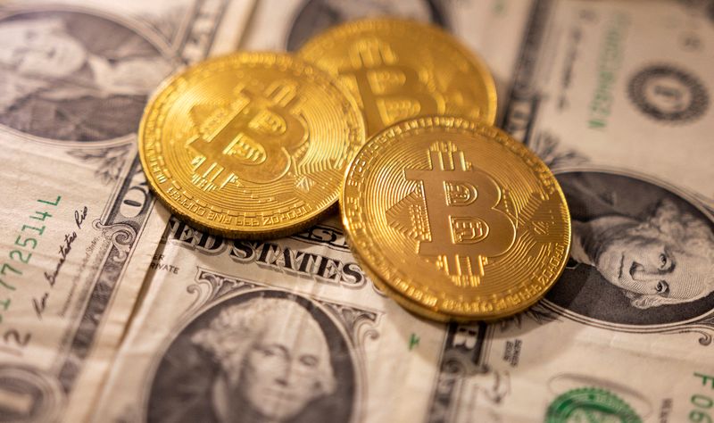 &copy; Reuters. A representations of cryptocurrency Bitcoin placed on U.S. dollars in this illustration taken, January 24, 2022. REUTERS/Dado Ruvic/Illustration