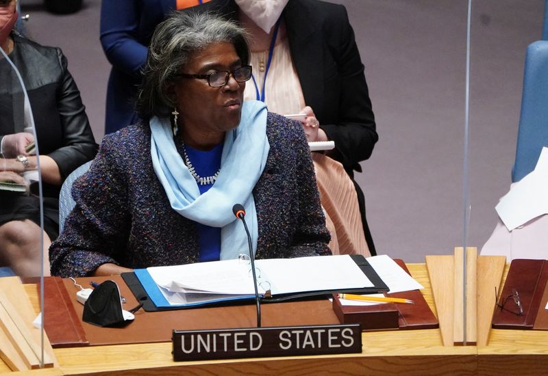 © Reuters. السفيرة الأمريكية لدى الأمم المتحدة ليندا توماس جرينفيلد خلال جلسة لمجلس الأمن في نيويورك يوم الاثنين. تصوير: كارلو اليجري - رويترز. 