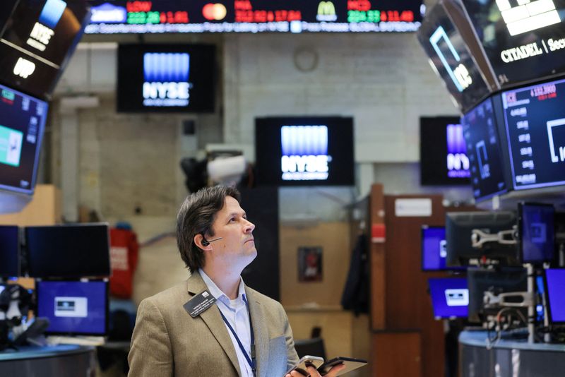 © Reuters. A trader works on the trading floor at the New York Stock Exchange (NYSE) in Manhattan, New York City, U.S., March 7, 2022. REUTERS/Andrew Kelly