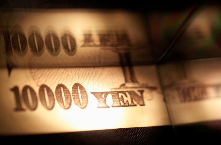 © Reuters. 　日銀が８日に発表した２月の貸出・預金動向によると、銀行・信金計の貸出平残は前年比０．４％増の５８０兆０４８２億円となった。伸び率は２０１２年５月以来の低さ。写真は円紙幣。２０１３年２月に都内で撮影（２０２２年　ロイター／Shohei Miyano）