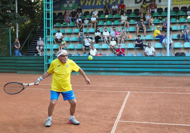 &copy; Reuters. 　世界最年長テニス選手のギネス記録を持つレオニド・スタニスラフスキーさん（９７）は、母国ウクライナ東部のハリコフでロシア軍の攻撃を受ける中、生き延びられることを願っている