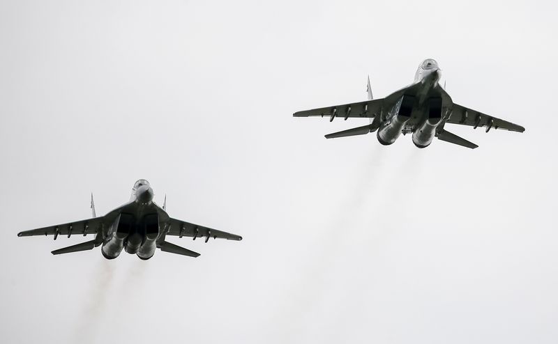 © Reuters. FILE PHOTO: MIG-29 fighter aircrafts fly at a military air base in Vasylkiv, Ukraine, August 3, 2016.  REUTERS/Gleb Garanich