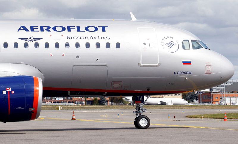 &copy; Reuters. FILE PHOTO: The logo of Russia's flagship airline Aeroflot is seen on an Airbus A320-200 in Colomiers near Toulouse, France, September 26, 2017. REUTERS/Regis Duvignau