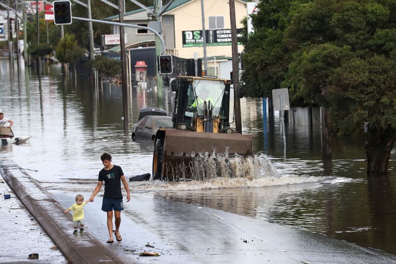 &copy; Reuters. 　３月８日、オーストラリア最大の都市シドニーで、７日夜から８日朝にかけて豪雨により鉄砲水が発生し、数万人が避難を強いられた。写真は豪ニューサウスウェールズ州のリズモーで２