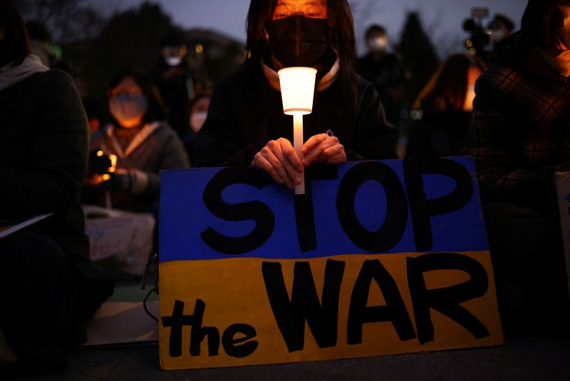 &copy; Reuters. FOTO DE ARCHIVO: Una vigilia con velas celebrada en solidaridad con el pueblo ucraniano, mientras continúa la invasión rusa en Ucrania, cerca de la embajada rusa en Seúl, Corea del Sur, 4 de marzo de 2022. REUTERS/Kim Hong-Ji