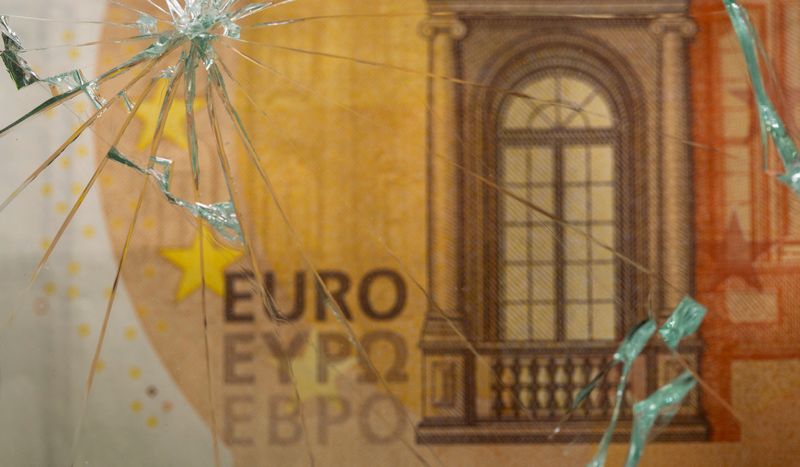&copy; Reuters. FOTO DE ARCHIVO: Un billete de euro a través de un cristal roto en esta ilustración tomada el 25 de junio de 2021. REUTERS/Dado Ruvic