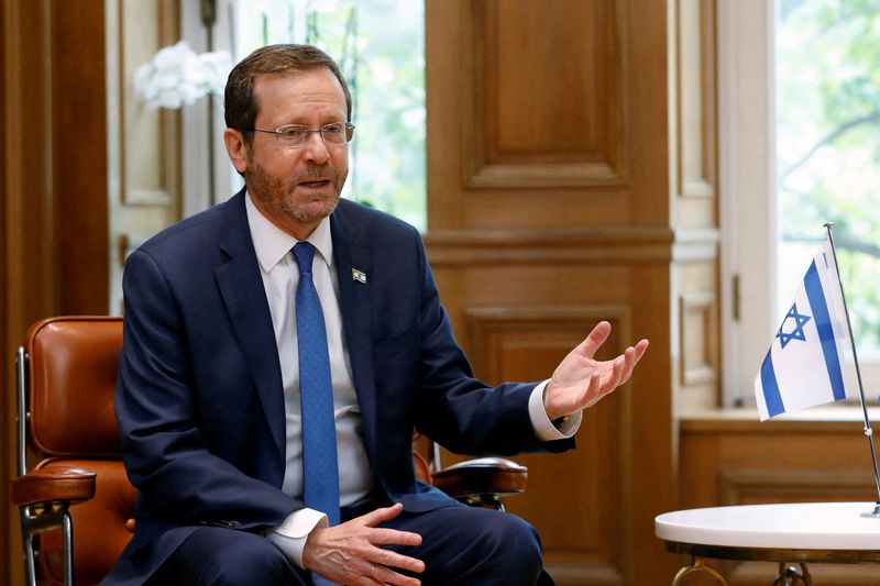 &copy; Reuters. FILE PHOTO: Israeli President Isaac Herzog, speaks during his meeting with Greek Prime Minister Kyriakos Mitsotakis, at the Maximos Mansion in Athens, Greece February 24, 2022. REUTERS/Costas Baltas/File Photo