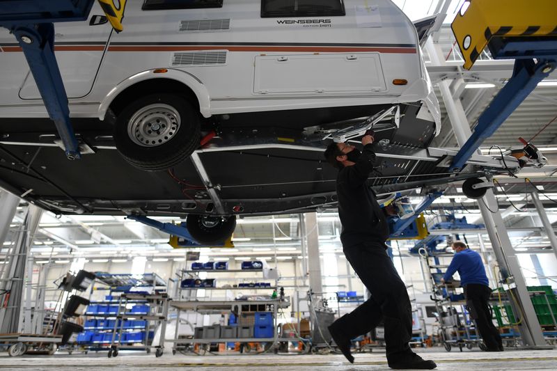 &copy; Reuters.      ３月８日、ドイツ連邦統計庁が発表した１月の鉱工業生産指数は前月比２．７％上昇した。穏やかな気候で建設作業が前月から回復した。写真は独国内の工場、２０２１年３月撮影（２