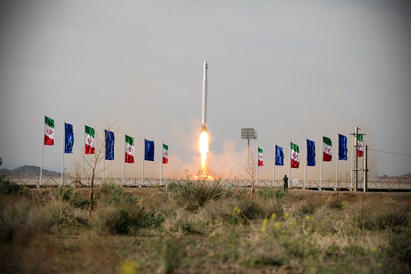 &copy; Reuters. FOTO DE ARCHIVO: El primer satélite militar iraní, llamado "Noor", en el moménto de su lanzamiento para su puesta en órbita en Semnan, Irán, el 22 de abril de 2020. WANA/Sepah News vía REUTERS 