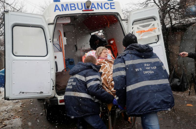 &copy; Reuters. Medical specialists transport an injured woman to an ambulance following recent shelling in the separatist-controlled city of Donetsk, Ukraine March 3, 2022. REUTERS/Alexander Ermochenko