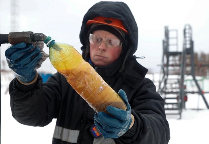 &copy; Reuters. Imagen de archivo de un empleado tomando una muestra de crudo para su análisis en un pozo del yacimiento de Yarakta, propiedad de la Irkutsk Oil Company (INK), en la región de Irkutsk, Rusia.