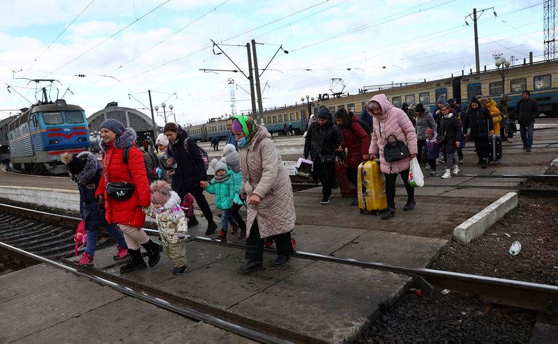 &copy; Reuters. 　３月８日、国連難民高等弁務官事務所（ＵＮＨＣＲ）のフィリッポ・グランディ高等弁務官は、ウクライナからの避難民が２００万人に達したと明らかにした。リビウで撮影（２０２２年