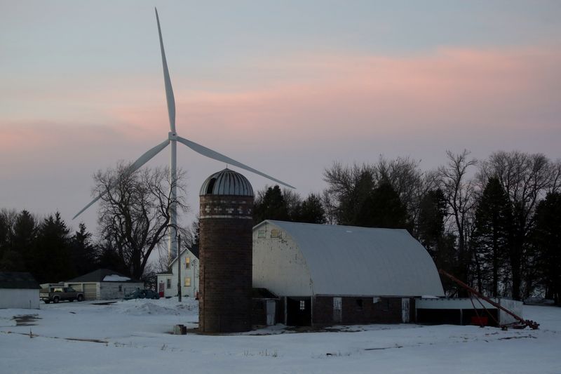 &copy; Reuters. FILE PHOTO: A wind farm shares space with farmland the day before the Iowa caucuses, where agriculture and clean energy are key issues, in Latimer, Iowa, U.S. February 2, 2020. REUTERS/Jonathan Ernst