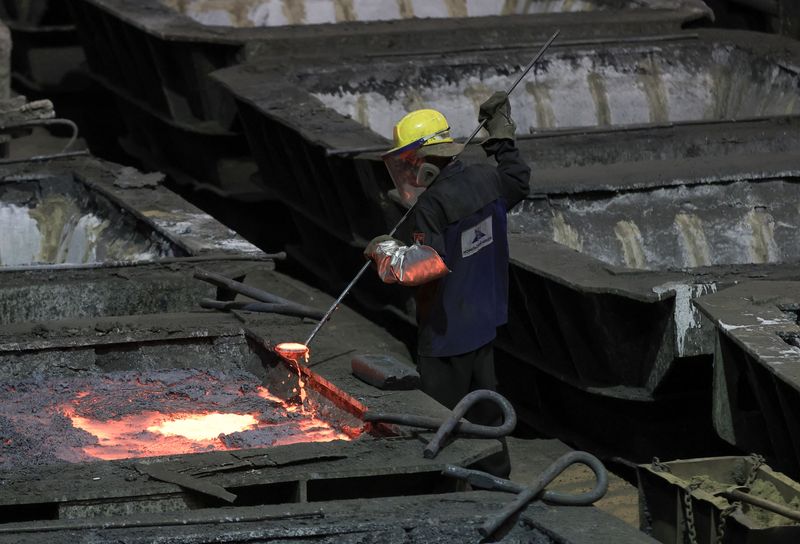 &copy; Reuters. Imagen de archivo de un empleado trabajando en la Planta Metalúrgica Nadezhda de la compañía Nornickel, el mayor productor de níquel y paladio del mundo, en la ciudad ártica de Norilsk, Rusia. 23 de agosto, 2021. REUTERS/Tatyana Makeyeva/Archivo