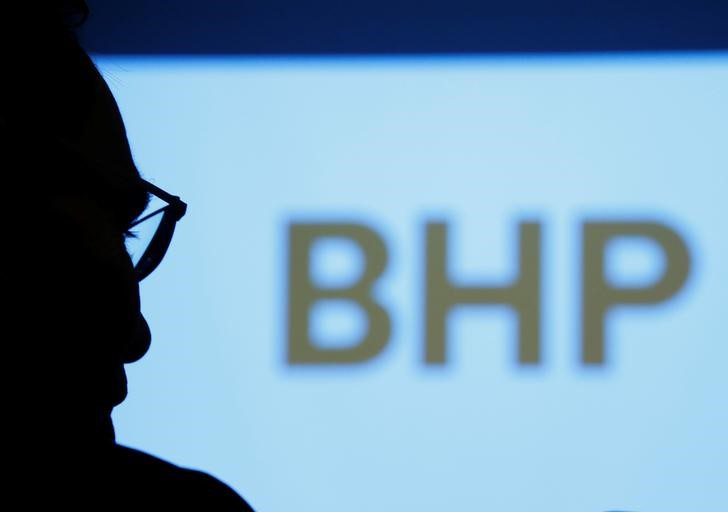 &copy; Reuters. Imagen de archivo de la silueta del presidente ejecutivo de BHP Billiton, Andrew Mackenzie, frente al logo de la firma en una reunión con preiodistas en Tokio, Japón.