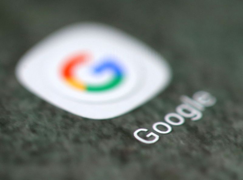 © Reuters. FILE PHOTO: The Google app logo is seen on a smartphone in this picture illustration taken September 15, 2017. REUTERS/Dado Ruvic/Illustration