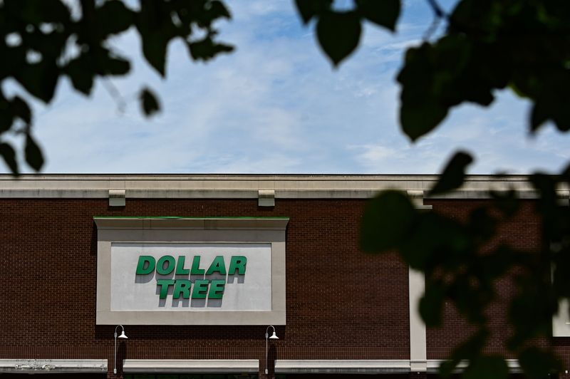 &copy; Reuters. FILE PHOTO: A Dollar Tree sign is seen outside the store in Washington, U.S., June 1, 2021. REUTERS/Erin Scott