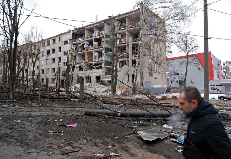 &copy; Reuters. Prédio danificado por disparos de artilharia em Kharkiv, na Ucrânia
07/03/2022 REUTERS/Oleksandr Lapshyn