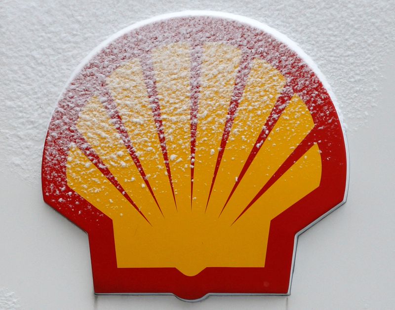 &copy; Reuters. FILE PHOTO: Snow covered Shell logo is seen at a petrol station in Istanbul February 17, 2012. REUTERS/Osman Orsal