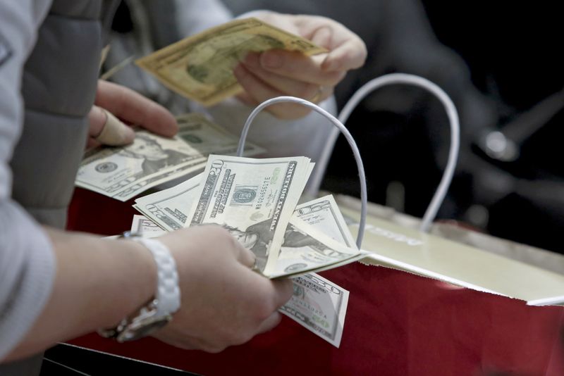 &copy; Reuters. FILE PHOTO: People count money at Macy's Herald Square store during the early opening of the Black Friday sales in the Manhattan borough of New York, November 26, 2015. REUTERS/Andrew Kelly