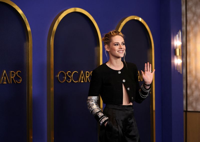 © Reuters. La actriz Kristen Stewart asiste al almuerzo de los nominados de los Oscar en Los Ángeles, 7 de marzo del 2022. REUTERS/Mario Anzuoni - 