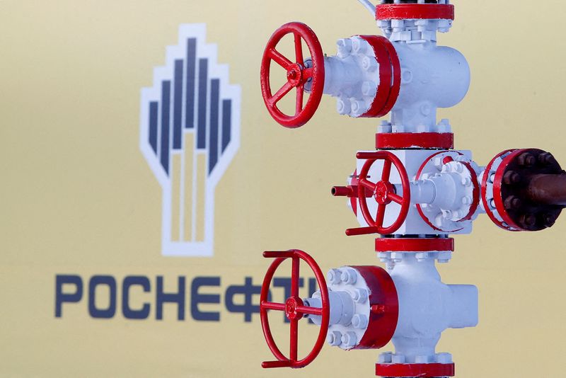 &copy; Reuters. FILE PHOTO: The logo of the Russian state oil company Rosneft is pictured behind a pipe at the Samotlor oil field outside the West Siberian city of Nizhnevartovsk, Russia, January 26, 2016. REUTERS/Sergei Karpukhin