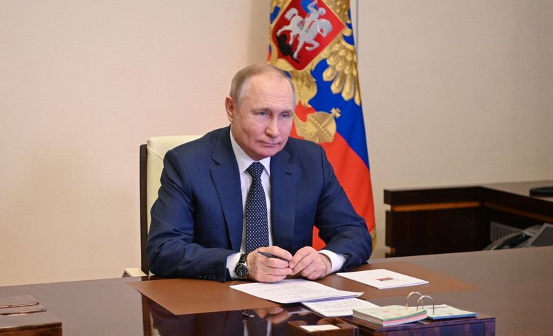 &copy; Reuters. FILE PHOTO: Russian President Vladimir Putin attends a flag-raising ceremony on the ferry Marshal Rokossovsky via a video link at his residence outside Moscow, Russia March 4, 2022. Sputnik/Alexey Nikolsky/Kremlin via REUTERS