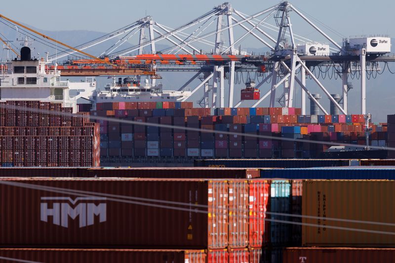 &copy; Reuters. Contêineres empilhados são mostrados enquanto navios descarregam cargas no Porto de Los Angeles, Califórnia, EUA, 22 de novembro de 2021. REUTERS/Mike Blake