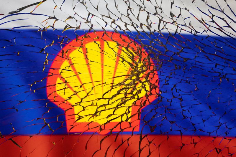 &copy; Reuters. FILE PHOTO: Shell logo and Russian flag are seen through broken glass in this illustration taken March 1, 2022. REUTERS/Dado Ruvic/Illustration