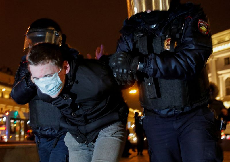 &copy; Reuters. IMAGEN DE ARCHIVO REFERENCIAL. Policías rusos detienen a un manifestante contra la guerra, en medio de la invasión rusa a Ucrania, en San Petersburgo, Rusia. Marzo 2, 2022. REUTERS/Stringer     