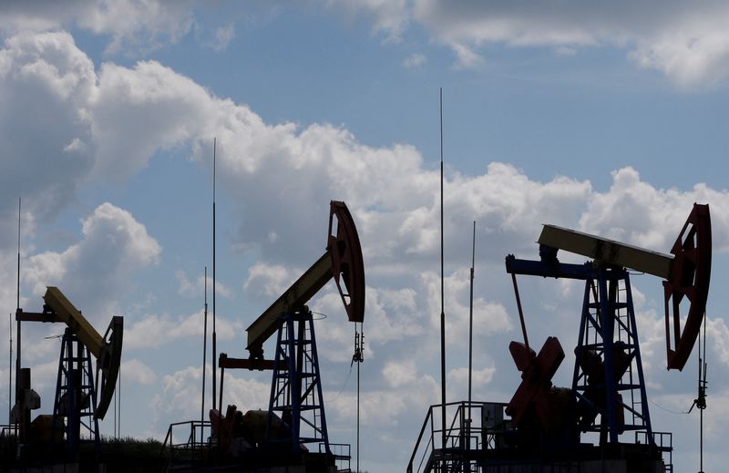 &copy; Reuters. FILE PHOTO: Pump jacks are seen at the Ashalchinskoye oil field owned by Russia's oil producer Tatneft near Almetyevsk, in the Republic of Tatarstan, Russia, July 27, 2017. REUTERS/Sergei Karpukhin