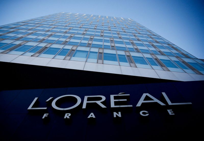 &copy; Reuters. FILE PHOTO: he logo of French cosmetics group L'Oreal in the western Paris suburb of Levallois-Perret, France, February 7, 2020. REUTERS/Gonzalo Fuentes