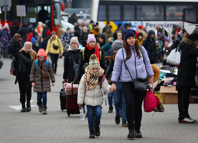 &copy; Reuters. Personas llegan a un centro de alojamiento temporal y transporte para refugiados, tras huir de la invasión rusa de Ucrania, en Przemysl, Polonia, 8 de marzo de 2022. REUTERS/Fabrizio Bensch