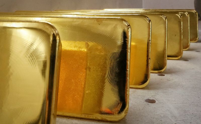 © Reuters. FILE PHOTO: Newly casted ingots of 99.99% pure gold are stored after weighing at the Krastsvetmet non-ferrous metals plant in the Siberian city of Krasnoyarsk, Russia November 22, 2018. REUTERS/Ilya Naymushin