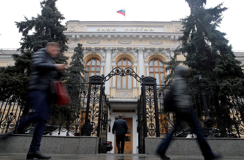 &copy; Reuters. Pessoas passam pela sede do Banco Central em Moscou, Rússia, 11 de fevereiro de 2019 REUTERS/Maxim Shemetov