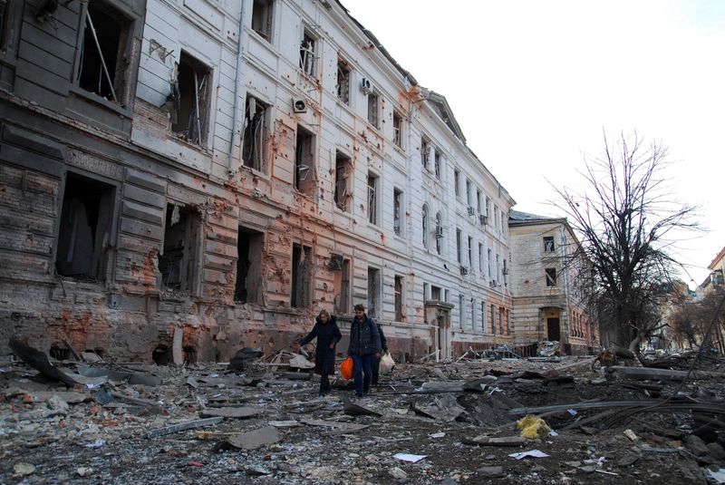 &copy; Reuters. A view shows buildings damaged by recent shelling during Russia's invasion of Ukraine in Kharkiv, Ukraine, March 8, 2022. REUTERS/Oleksandr Lapshyn