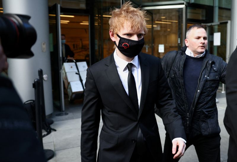 &copy; Reuters. Cantor britânico Ed Sheeran deixa prédio da Alta Corte em Londres
08/03/2022 REUTERS/Henry Nicholls