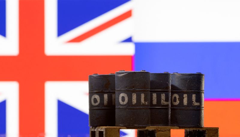 &copy; Reuters. Modelos de barris de petróleo com bandeiras do Reino Unido e da Rússia de fundo. 
08/03/2022. 
REUTERS/Dado Ruvic/Ilustração
