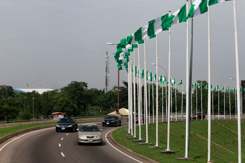 &copy; Reuters. Carros passam ao lado de bandeiras da Nigéria em Abuja
12/06/2021 REUTERS/Afolabi Sotunde