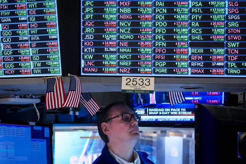 &copy; Reuters. Operador trabalha no salão da Bolsa de Valores de Nova York, EUA
01/03/2022
REUTERS/Brendan McDermid