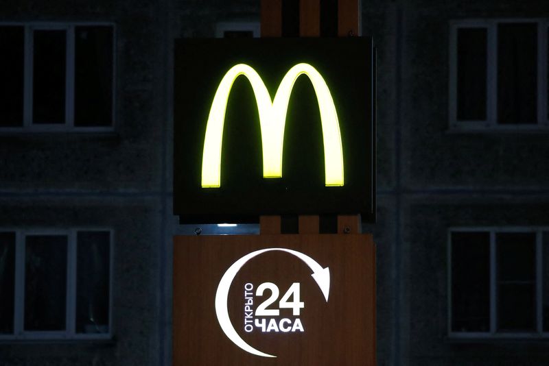 © Reuters. A view shows a board with the logo of McDonald's at the company's restaurant in Saint Petersburg, Russia March 8, 2022. REUTERS/Anton Vaganov