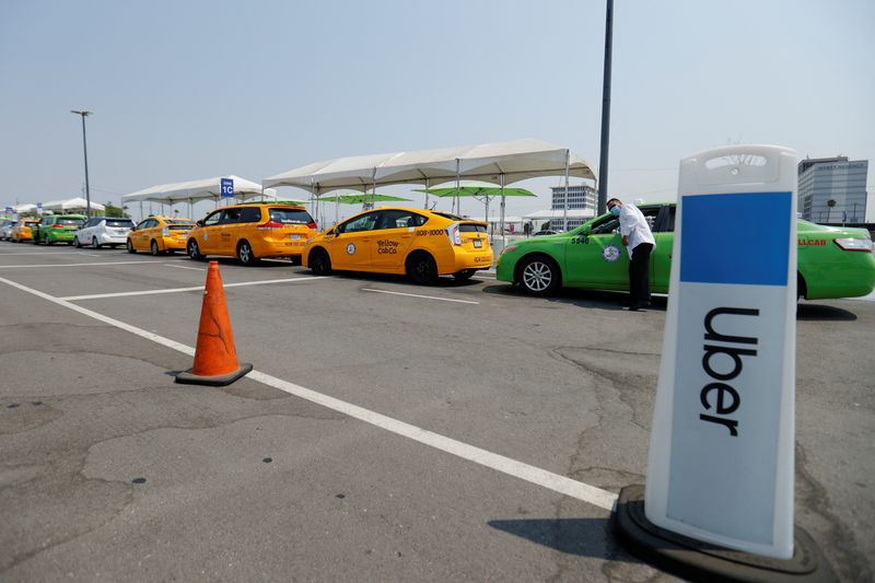 &copy; Reuters. FILE PHOTO: Taxis line up next to an Uber pick-up area as Uber and Lyft drivers hold a statewide day of action to demand that both ride-hailing companies follow California law and grant drivers "basic employee rights'', in Los Angeles, California, U.S., A