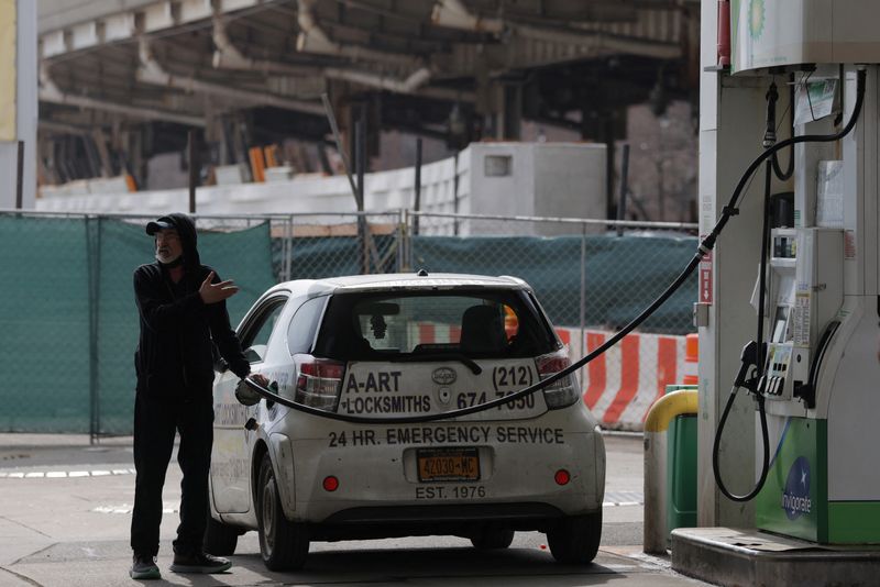 &copy; Reuters. Pessoa abastece carro em posto de gasolina na cidade de Nova York, EUA
07/03/2022
REUTERS/Andrew Kelly