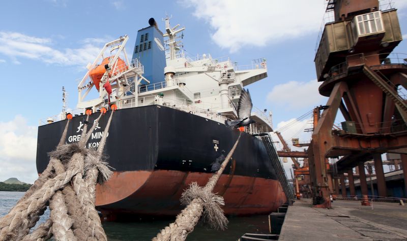 &copy; Reuters. Navio chinês ancorado no Porto de Santos enquanto é carregado com soja. 
19/05/2015
REUTERS/Paulo Whitaker