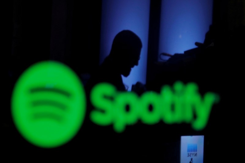 © Reuters. Reflexo de um operador em uma tela de computador que exibe a logomarca do Spotify. Nova York, EUA, 
03/04/2018
REUTERS/Lucas Jackson