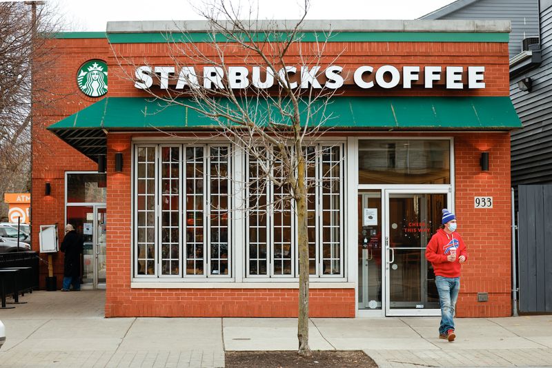 &copy; Reuters. A customer exits a Starbucks in Buffalo, New York, U.S., December 7, 2021.  REUTERS/Lindsay DeDario