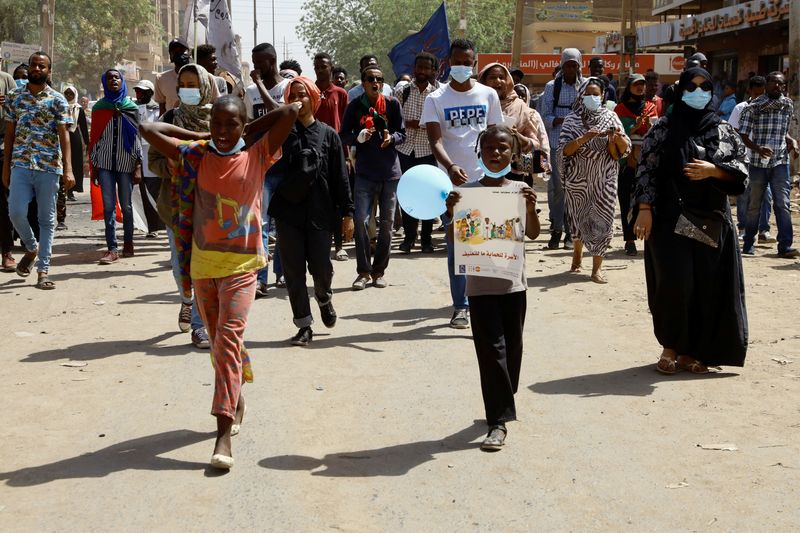 &copy; Reuters. محتجون يشاركون في مسيرة ضد الحكم العسكري في الخرطوم يوم الثلاثاء. تصوير: الطيب صديق - رويترز.