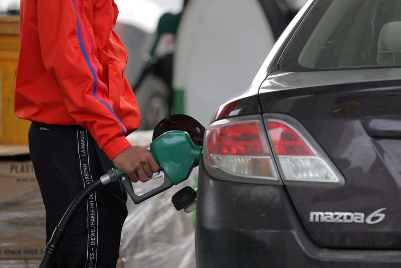 &copy; Reuters. FILE PHOTO: A person uses a petrol pump at a gas station as fuel prices surged in Manhattan, New York City, U.S., March 7, 2022. REUTERS/Andrew Kelly/File Photo